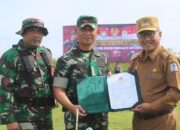 Pj Bupati Drs Azmi bersama Dandim 0109 Letnan Kolonel Inf Moh Mulyono mengapit Irdam IM Brigjen TNI Ayi Supriatna, SIP MM, saat penutupan TMMD Reguler ke-117 tahun anggaran 2023 di Desa Takal Pasir, diwilayah Kodim 0109/Aceh Singkil, Kamis (10/8/2023). WASPADA/Ist