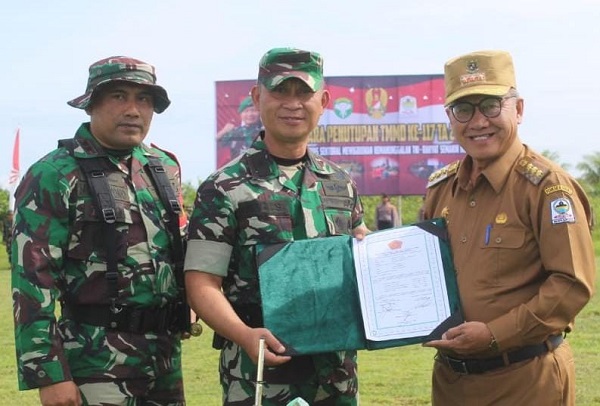Pj Bupati Drs Azmi bersama Dandim 0109 Letnan Kolonel Inf Moh Mulyono mengapit Irdam IM Brigjen TNI Ayi Supriatna, SIP MM, saat penutupan TMMD Reguler ke-117 tahun anggaran 2023 di Desa Takal Pasir, diwilayah Kodim 0109/Aceh Singkil, Kamis (10/8/2023). WASPADA/Ist