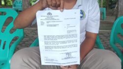 Ketua DPC LAKI Kabupaten Aceh Tamiang, Syahriel El Nasir menunjukkan surat SP2HP/84/VIII/RES.2.5/2023/Reskrim diterbitkan Polres Aceh Tamiang. Waspada/Muhammad Hanafiah