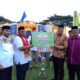 Plt Sekdakab Agara Yusrizal ST serahkan piala juara umum pargelaran MTQ langsung diterima Camat Semadam. Waspada/Ist