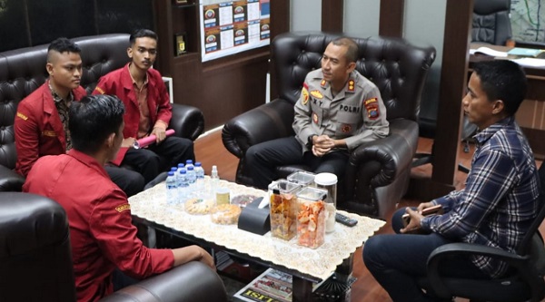 Kapolres Sergai AKBP Oxy Yudha Pratesta didampingi Kasat Intelkam AKP Siswoyo saat menerima audensi perwakilan Mahasiswa Muhammadiyah Fakultas Keguruan dan Ilmu Pendidikan UMSU periode Amaliyah 2022-2023, Selasa (1/8) di Sei Rampah. (Waspada/Ist)