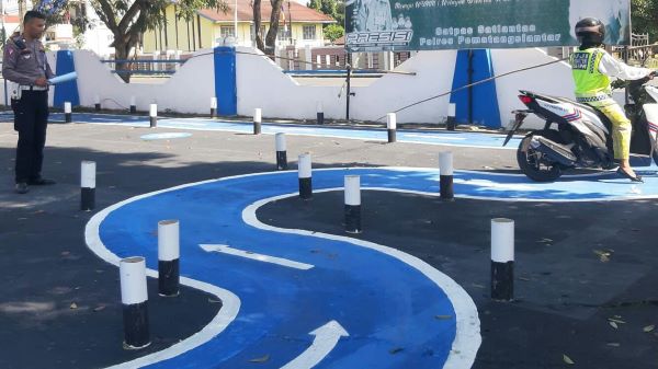 Ubah skema lintasan ke huruf S, pemohon SIM C memberikan apresiasi nilai positif kepada Satlantas Polres Pematangsiantar seperti terlihat pemohon ujian praktik di Satpas Polres, Jl. Sangnaualuh, Jumat (11/8).(Waspada-Ist).