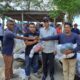 Anggota Komisi IV DPR RI dari Fraksi Partai Gerindra, TA. Khalid foto bersama penerima bantuan usai menyalurkan 136 unit alat tangkap ikan jenis jaring insang/gillnet di Keude Bungkah, Kecamatan Muara Batu, Aceh Utara. Waspada/Ist