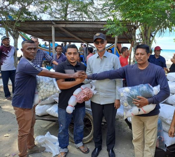 Anggota Komisi IV DPR RI dari Fraksi Partai Gerindra, TA. Khalid foto bersama penerima bantuan usai menyalurkan 136 unit alat tangkap ikan jenis jaring insang/gillnet di Keude Bungkah, Kecamatan Muara Batu, Aceh Utara. Waspada/Ist