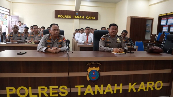 KAPOLRES T. Karo AKBP Wahyudi Rahman didampingi Kasubbidsunluhkum Bidkum Polda AKBP Hermansyah dan para peserta rapat saat berada di ruang Zoom meeting Polres T. Karo. Waspada/Micky Maliki.