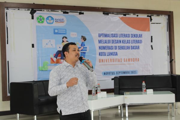 Fadhil Siddiq, M.Pd., memberikan materi Optimalisasi Gerakan Literasi Sekolah melalui Desain Kelas Literasi-Numerasi ke Kelompok Kerja Guru (KKG) SD Gugus Cut Meutia Kota Langsa, Minggu (14/8). Waspada/ist