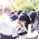 Pj Bupati Drs Azmi didampingi PLH Sekda Ahmad Rivai memberikan ucapan selamat kepada guru-guru PPPK, usai penyerahan SK formasi tahun 2022, di Halaman Kantor Bupati Aceh Singkil, Rabu (9/8) kemarin. WASPADA/ist.
