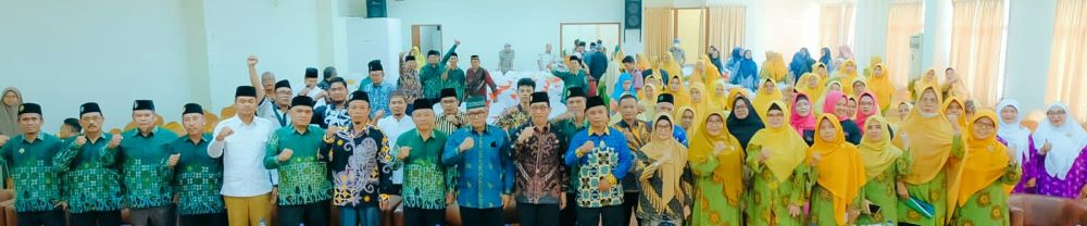 Wali Kota Susanti Dewayani (tujuh kanan depan) pose bersama peserta dan lainnya saat menghadiri Musda ke-7 Muhammadiyah dan Aisyiyah Kota Pematangsiantar di Convention Hall Siantar Hotel, Jl. WR. Supratman, Sabtu (12/8).(Waspada-Ist).