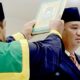 T. Saifullah TS, SE, resmi menjabat Wakil Ketua II DPRK Pidie menggantikan Fadli A. Hamid, SE. Tampak digambar T Saifullah TS saat membacakan sumpah dengan Alquran di atas kepalanya, Selasa (1/8) Waspada/Muhammad Riza