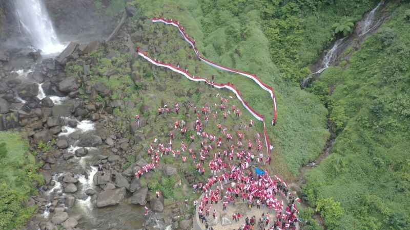 2 Bendera Sepanjang 50 Meter Dikibarkan Di Air Terjun Ponot