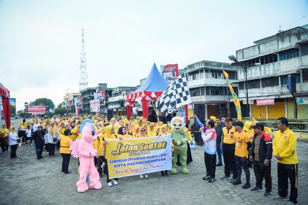 Wali Kota P.Sidimpuan Irsan Efendi Nasution melepas jalan sehat GOW, Minggu (13/8). Waspada/ist.
