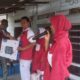 Ketua Umum IPPB Iswanto menyerahkan televisi digital kepada seorang warga di Sekretariat DPP IPPB Kelurahan Alurdua Baru Kecamatan Sei Lepan,  Langkat, Minggu (13/8). Waspada/Boy Aprizal 