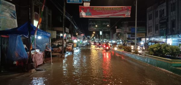 Hujan mengguyur sebentar saja, jalan nasional membelah Kota Panyabungan, Kab. Mandailing Natal, "tenggelam" seperti lautan. Waspada/Irham H. Nasution