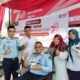 Kepala Kantor Imigrasi Kelas II TPI Lhokseumawe Usman mendonorkan darahnya sebagai pembuka kegiatan donor darah yang digelar di halaman kantor Imigrasi, Senin (31/7). Waspada/Zainuddin. Abdullah