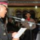 Wakapolres Kompol Pardamean Hutahaean (kiri) selaku inspektur upacara memimpin prosesi persemayaman dan pemakaman jenazah personel Polres Kota Pematangsiantar, almarhum Aiptu Irwan Ronaldo Purba, brigadir Si Dokkes Polres di Jl. Sibatubatu, Kel. Bah Kapul, Kec. Siantar Sitalasari, Minggu (13/8) pukul 15:00.(Waspada-Ist).