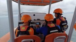 Petugas Basarnas Nias sedang melakukan upaya pencarian speed boat kayu yang hilang, ke wilayah perairan Pulau Banyak Aceh Singkil. WASPADA/IG Basarnas Nias