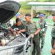 Dandim 0117/Aceh Tamiang Letkol Czi Alfian Rachmad Purnamasidi, saat melakukan pemeriksaan kenderaan dinas roda empat dan roda dua yang digunakan personel pada Senin (14/8) di Makodim setempat.(Waspada/Yusri).