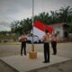 Santri Ponpes Al Hidayah sedang mengibarkan bendera merah putih pada upacara peringatan hari Pramuka tahun 2023 yang berlangsung Senin (14/8) di Ponpes tersebut. (Waspada/Yusri).
