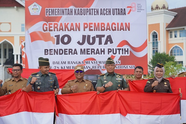 Danrem 011/LW Kolonel Kav Kapti Hertantyawan S.H melaksanakan kegiatan launching pembagian 10 juta Bendera Merah Putih di Kantor Bupati Aceh Utara, Keutapang Kec. Lhoksukon, Kabupaten Aceh Utara ,Senin (31/07). Zainuddin. Abdullah/ Waspada