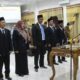 Penjabat Bupati Aceh Tamiang, Dr. Drs. Meurah Budiman, SH, MH, melantik lima anggota Baitul Mal Kabupaten (BMK) periode 2023-2028, Senin (15/8) di aula Setdakab. (Waspada/Yusri)