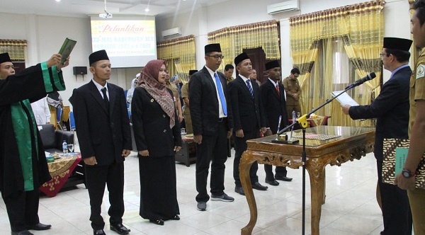 Penjabat Bupati Aceh Tamiang, Dr. Drs. Meurah Budiman, SH, MH, melantik lima anggota Baitul Mal Kabupaten (BMK) periode 2023-2028, Senin (15/8) di aula Setdakab. (Waspada/Yusri)