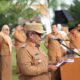 Pj Bupati Aceh Utara, Dr Drs Mahyuzar, M.Si, Senin (14/8) di lapangan depan Kantor bupati di Landing, Lhoksukon, Aceh Utara pimpin apel pagi dan memyerahkan SK kepada 277 Pegawai PPPK. Waspada/Maimun Asnawi