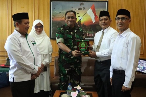 Rektor Institut Agama Islam Negeri (IAIN) Langsa, Prof. Dr. Ismail Fahmi Arrauf Nasution, MA saat melakukan silaturahmi ke Dandim 0104/Aceh Timur, Senin (14/8). Waspada/dede