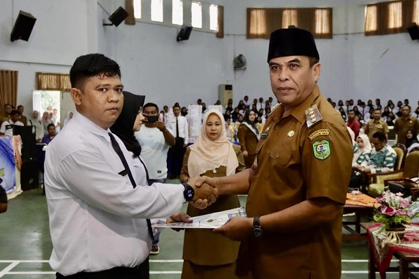 Bupati Madina HM Jafar Sukhairi Nasution menyerahkan SK PPPK fungsional guru. Waspada/Is