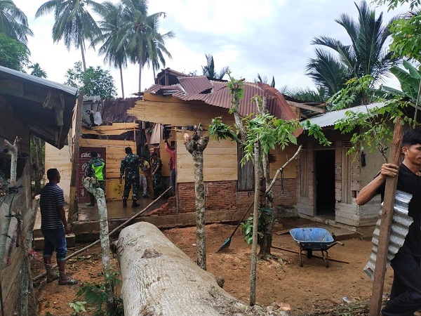 Rumah warga rusak parah setelah ditimpa pohon saat terjadi angin puting beliung di Gampong Seuneubok Baroh, Darul Aman, Aceh Timur, Minggu (13/8). Waspada/Muhammad Ishak