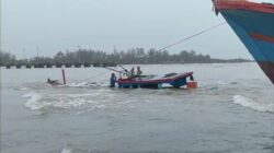 Boat nelayan setempat sedang berusaha menarik boat karam, di lokasi muara Kuala Gabi Desa Pulo Sarok Singkil, Senin (14/8). WASPADA/Ist