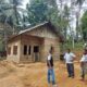 TKSK Darul Aman, Zamzami, didampingi Sekretaris Gampong Jungka Gajah, Ikhsan, meninjau rumah yang belum memiliki arus listrik di Gampong Jungka Gajah, Darul Aman, Aceh Timur, Senin (14/8). Waspada/Muhammad Ishak