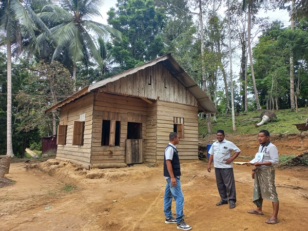 TKSK Darul Aman, Zamzami, didampingi Sekretaris Gampong Jungka Gajah, Ikhsan, meninjau rumah yang belum memiliki arus listrik di Gampong Jungka Gajah, Darul Aman, Aceh Timur, Senin (14/8). Waspada/Muhammad Ishak