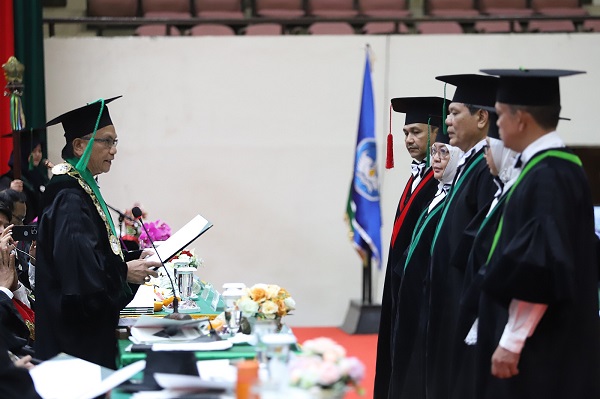 Ketua Senat Akademik Universitas Prof. Dr. Abubakar, M.Si memimpin pengukuhan guru besar di Gedung AAC Dayan Dawood, Banda Aceh, Senin (14/8). Waspada/Ist