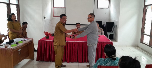 Ketua BPD Lumban Silintong, Sahala Manalu, mewakili Kepala Desa Lama, Rinson Simamora, karena sakit, menyerahkan stempel dan buku rekening Desa Lumban Silintong kepada Kepala Desa yang baru, Julme Manalu dalam Acara Serah-terima Jabatan 2 Kepala Desa di Kecamatan Pagaran yang dihadiri Camat Pagaran, Kapolsek Siborongborong, Danramil Siborongborong, di Aula Kantor Camat Pagaran, Sipultak, Senin (14/8). Selain jabatan kepala desa, jabatan Ketua Penggerak PKK Desa Lumban Silintong juga ikut di serah-terimakan dari pejabat lama yang diwakili Sekdes Selvina Lusiana, Amd ke pejabat baru Mintan Pakpahan. Hotbin Purba/Waspada