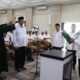 Kakanwil Kemenag Aceh Drs.Azhari melantik Ahmad Yani sebagai Kabag Tata Usaha (TU) di Aula Kanwil Kemenag Aceh, Selasa (01/08/23). (Waspada/T.Mansursyah)