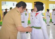 Wali Kota P.Sdimpuan Irsan Efendi Nasution saat mengukuhkan Capaska menjadi Anggota Paskibraka Kota P.Sidimpuan Tahun 2023, di gedung Adam Malik, P.Sidimpuan, Senin (14/8). Waspada/ist
