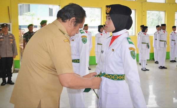 Wali Kota P.Sdimpuan Irsan Efendi Nasution saat mengukuhkan Capaska menjadi Anggota Paskibraka Kota P.Sidimpuan Tahun 2023, di gedung Adam Malik, P.Sidimpuan, Senin (14/8). Waspada/ist