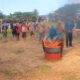 Salah seorang ibu PKK melakukan praktik Penanggulangan Kebakaran di Lapangan Desa Harapan Makmur, Sabtu (12/8). Waspada/ist