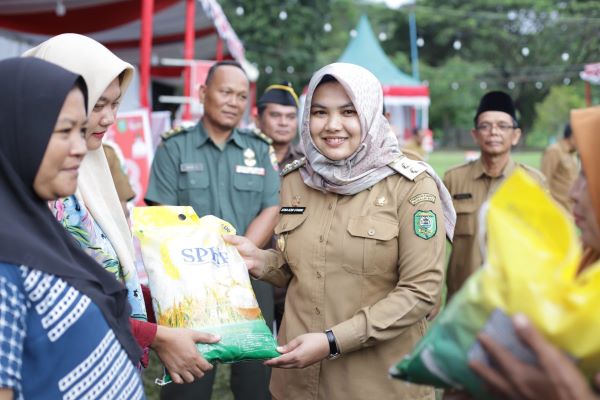 Wakil Bupati Madina Atika Azmi Utammi Nasution meresmikan pembukaan expo ekonomi kreatif di taman pekarangan Masjid Agung Nur Ala Nur, Panyabungan. Waspada/Ist