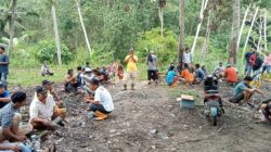 Masyarakat Gunungbarani mencari pemuda hilang misterius. Waspada/Ist