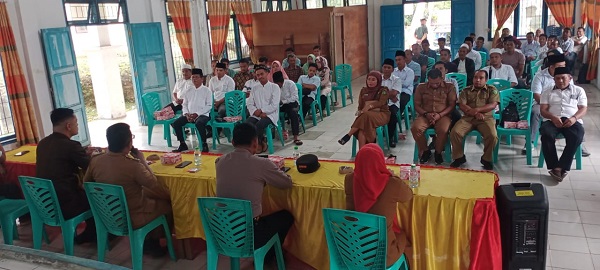 Ke-28 Cakades di Kec. Tambangan, Kab. Madina meneken pakta integritas Pilkades. Camat Tambangan Muslih S.Sos antara lain minta Cakades menghindari politik uang.Senin (14/8). Waspada/Ist