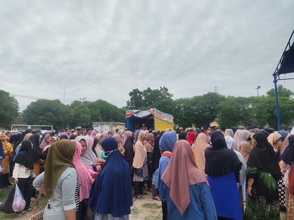 Ratusan Warga Langsa Serbu Pasar Murah