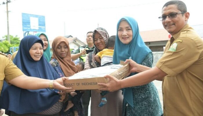 Cegah Stunting, Ayu Marzuki Bagikan 650 Kg Ikan Dencis
