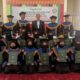 Ketua DDA Prof.Dr. Muhammad AR, MEd dan Direktur ADI Aceh Dr.Abizal M Yati, foto bersama para wisudawan di Kampus ADI Aceh Komplek Markaz DDA, Rumpet, Kecamatan Krueng Barona Jaya, Aceh Besar, Selasa (15/08/23). (Waspada/T.Mansursyah)