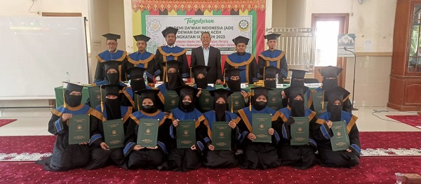 Ketua DDA Prof.Dr. Muhammad AR, MEd dan Direktur ADI Aceh Dr.Abizal M Yati, foto bersama para wisudawan di Kampus ADI Aceh Komplek Markaz DDA, Rumpet, Kecamatan Krueng Barona Jaya, Aceh Besar, Selasa (15/08/23). (Waspada/T.Mansursyah)