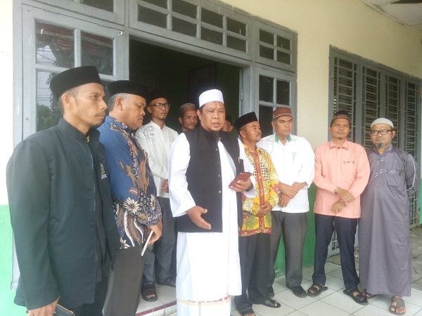 FAHMI Iskandar (jubah putih) memberi keterangan pers usai bertemu dengan Wakil Ketua I dan II MPU Subulussalam. Waspada/Khairul Boangmanalu