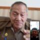 Pj Bupati Aceh Singkil Drs Azmi saat berkomunikasi langsung dan memberikan semangat, kepada korban Yunardi Ardi usai ditemukan selamat di perairan Pulau Banyak. WASPADA/ist.