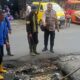 Dengar keluhan warga ada got tersumbat, hingga air masuk ke rumah warga, Bhabinkamtibmas Kel. Banjar/Kel.Dwikora Polsek Siantar Barat Polres Kota Pematangsiantar langsung merespon dengan cepat serta melibatkan dinas terkait Pemko untuk pembersihan got yang tersumbat di Jl. MT. Hariono, Simpang Jl. Sutoyo, Kel. Dwikora, Selasa (1/8).(Waspada-Ist).