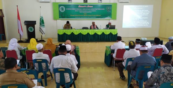 Dr. Zainal Efendi Hasibuan (kanan depan) saat memberikan pemahaman agar umat cerdas dalam berpolitik dan memilih pemimpin di Aula Kantor MUI P.Sidimpuan, Selasa (15/8).Waspada/Mohot Lubis