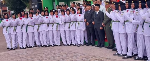 Pj Bupati Syakir foto bersama Anggota Paskibraka 2023 Kab Agara usai dikukuhkan. Waspada/Ist